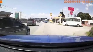 Bursada trafikte tehlikeli anlar: Makas atan sürücü kazaya davetiye çıkardı