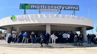 Bursaspor kombinelerine büyük ilgi, taraftar saatlerce kuyrukta bekledi