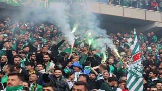 Bursaspor taraftarı Eskişehir tribünlerinde renkli görüntüler oluşturdu