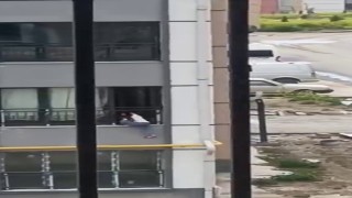 Camdan çıkarak korkulukta gezinen çocuk, yürekleri ağza getirdi