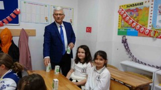 Çanakkalede öğrencilere ücretsiz süt ikramı