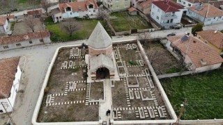 Çandırdaki 5 asırlık türbe tarihe ışık tutuyor