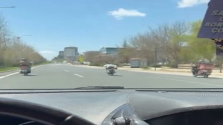 Canını hiçe sayıp motosikleti üzerine uzanarak sürdü