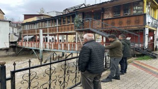 Çatakta aşırı yağış nedeniyle köprü ve üstündeki kafe tedbiren kapatıldı