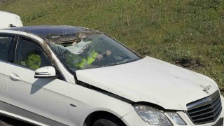 Çatalcada otomobil takla attı: 2 kişi burnu bile kanamadan kurtuldu