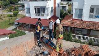 Çatı tadilatında üzerine su deposu devrilen işçi yaralandı