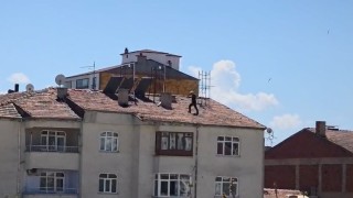 Çatıda tehlikeli çalışma, kameraya yansıdı