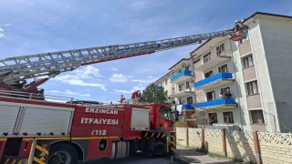 Çatıya takılan kuşu itfaiye kurtardı