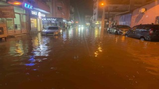 Çinede sağanak etkili oldu, yollar göle döndü