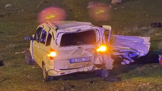 Cizrede hafif ticari araç şarampole yuvarlandı: 1 ölü, 1 ağır yaralı