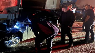 Cizrede iki tır arasında sıkışan otomobil kağıt gibi ezildi: 1 yaralı