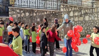 Çocuklar 23 Nisanı geleneksel oyunlarla kutladı