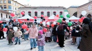 Çocuklar Filistin için yazdıkları mektupları balonlarla gökyüzüne bıraktı