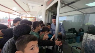 Çocuklara moral vermek isteyen esnaf, depremzede öğrencilere ücretsiz döner dağıttı