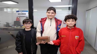 Çocuklardan örnek davranış: Buldukları cüzdanı sahibine ulaştırdılar