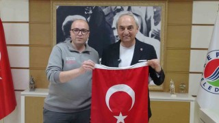 Çöpte bulduğu bayrağı alıp temizleyen ve kamyonuna asan Kepez Belediyesi çalışanına başkandan plaket