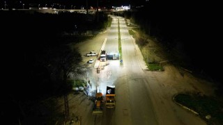 Çorum Belediyesinde gece mesaisi: Gece onarılan yol sabah trafiğe açıldı