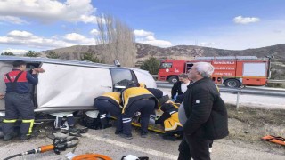 Çorumda devrilen otomobildeki 3 kişi yaralandı