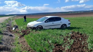 Çorumda devrilen otomobilin sürücüsü yaralandı