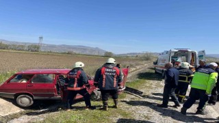 Çorumda iki otomobil çarpıştı: 3 yaralı
