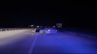 D100de otomobil bariyerlere çarptı: 3 yaralı