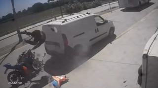 Datçada park halindeki araca çarpan motosiklet sürücüsü yaralandı