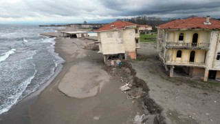 Deniz 100 metre içeri girdi, villalar çöktü