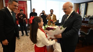 Denizli Valisi Köşger, makam koltuğunu minik İpeke devretti