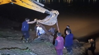 Dicle Nehrine düşen ineği itfaiye iş makinesiyle kurtardı