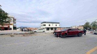 Direksiyon hakimiyetini kaybetti, 2 ağaç ve elektrik direğini yerinden söktü