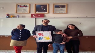 Diyadinde renkli ellerle farkındalık