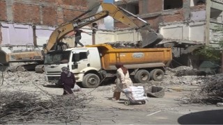 Diyarbakırda ağır hasarlı bina yıkılırken yandaki sağlam bina da hasar aldı