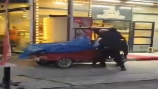 Diyarbakırda çevredekileri rahatsız eden şahıs kamerada