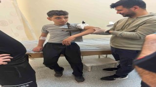 Diyarbakırda demir korkuluk, küçük çocuğun koluna saplandı