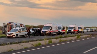 Diyarbakırda faciadan dönüldü: Takla atan araçtaki 10 kişi yaralandı