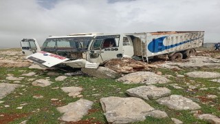 Diyarbakırda freni boşan hafriyat kamyonu taşlara çarptı: 1 yaralı