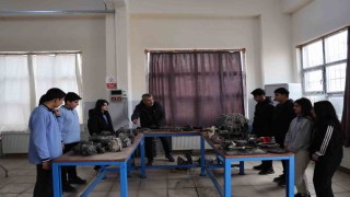 Diyarbakırda kız ve erkek öğrenciler aldıkları eğitimlerle otomotiv sektörüne giriyor