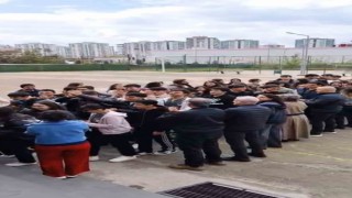 Diyarbakırda öğrenciler, öğretmenlerini çiçeklerle karşılayıp sarıldı