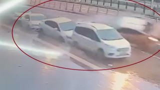 Diyarbakırda ticari taksinin 3 otomobile çarptığı kaza kamerada