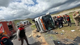 Diyarbakırda yolcu otobüsü devrildi: 1 ölü, 13 yaralı