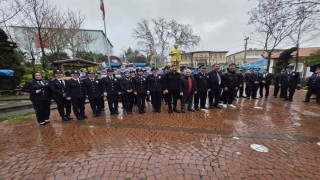 Diyarbakırda yürek ısıtan görüntü: Vatandaşlar yağmurda ıslanan polislere şemsiye tuttu