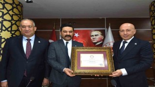 Doğu Anadolu İhracatçılar Birliği Başkanı Ömer Madırlı, mazbatasını aldı