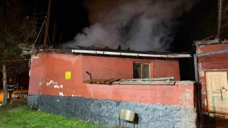 Dumanı görüp terk ettiği evi alevlere teslim oldu