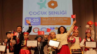 Dünyanın dört bir yanından gelen çocuklar Menteşe sahnesinde dans etti