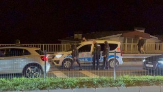 Dur ihtarına uymayan alkollü sürücü polis aracına çarptı: 3 gözaltı