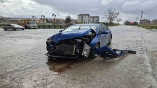 Dur levhasına uymayan otomobil, çöp kamyonuna çarptı: 1 yaralı