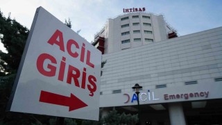 Durdurmaya çalıştığı traktörün tekerleği üzerinden geçti