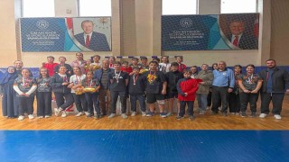 Düzcede 100 sporcu raket salladı