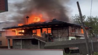 Düzcede iki katlı ev alev topuna döndü