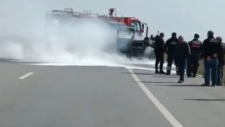 Edirne-Kırklareli yolunda seyir halindeki iş makinesi alevlere teslim oldu